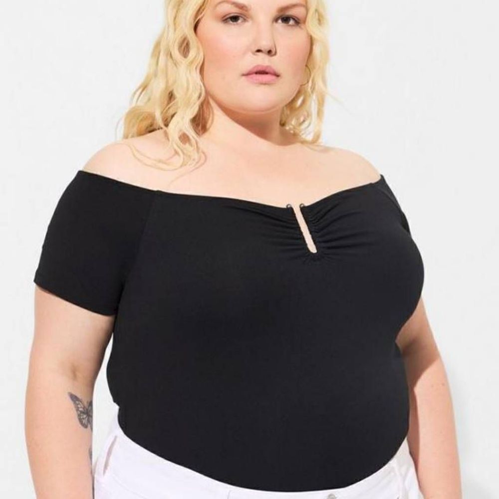 Torrid Women's Plus Size Foxy U-Bar Off-Shoulder Short Sleeve Top